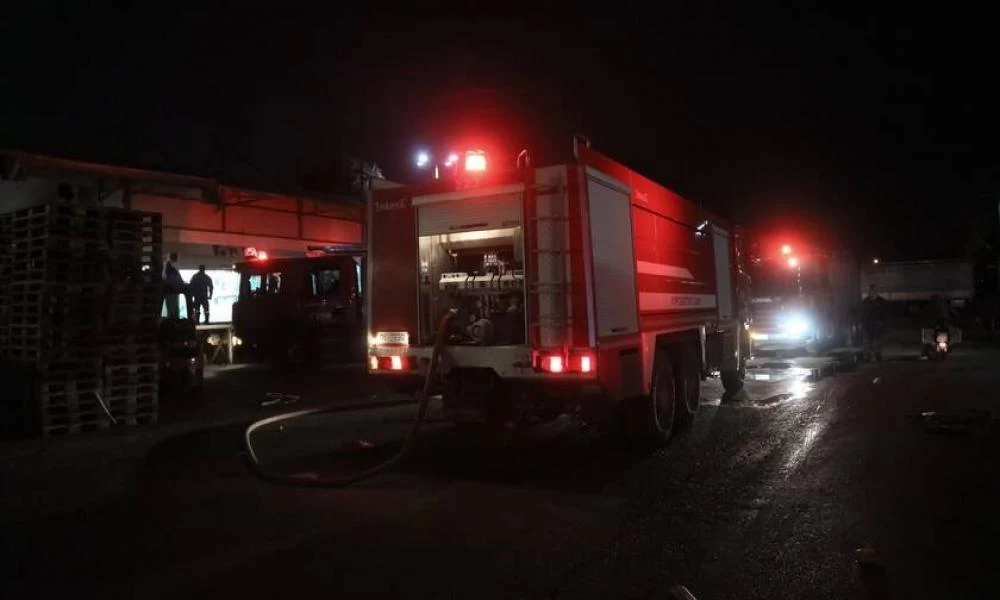 Φωτιά τώρα σε αποθήκη ξυλείας στον Ταύρο